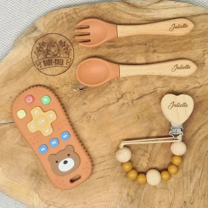 Coffret Bébé Personnalisé – Couverts, Attache Tétine & Jouet Télécommande