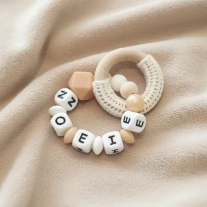 Anneau de Dentition Personnalisé Chic : Bois, Crochet Crème & Silicone Or ✨