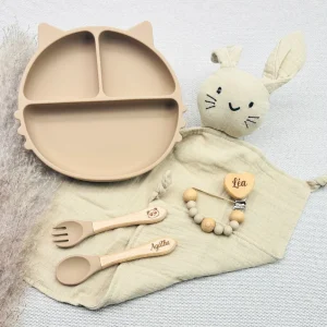 Coffret repas bébé personnalisé – Assiette chat, doudou lapin, attache tétine & couverts gravés