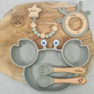 Coffret Bébé Personnalisé – Assiette Crabe, Couverts, Attache & Anneau