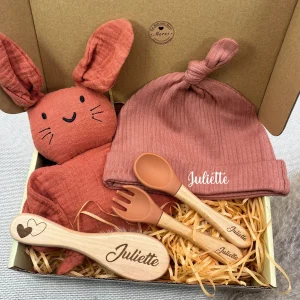 Coffret Naissance Personnalisé – Doudou Lapin, Bonnet, Couverts, Brosse