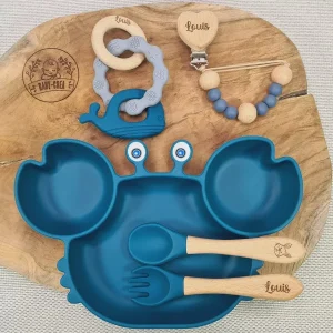 Coffret Naissance Personnalisé – Assiette Crabe, Attache & Anneau Dauphin